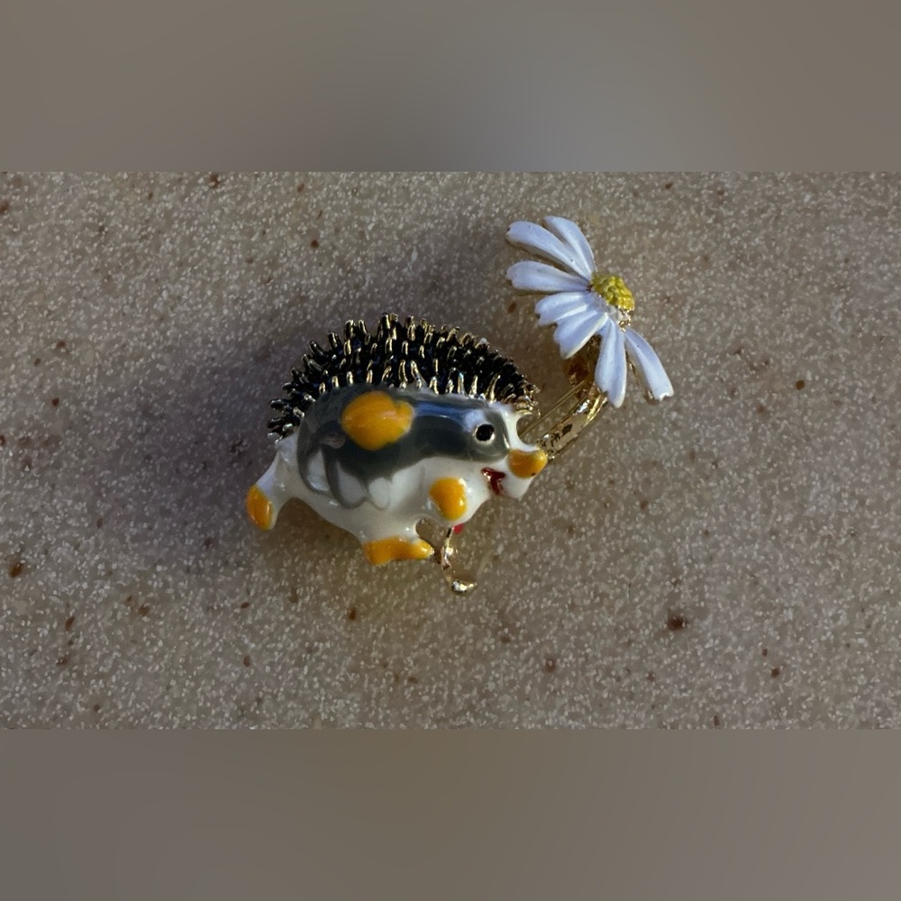 Charming Hedgehog Figurine with Daisy